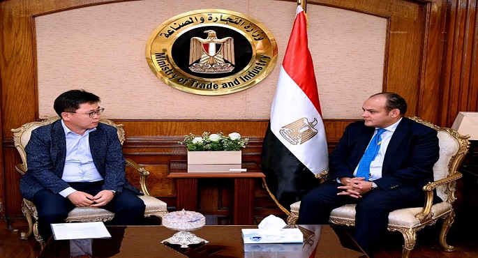 بالصور.. وزير التجارة والصناعة يبحث مع وفد شركة سامسونج مصر خططها التوسعية بالسوق المصري