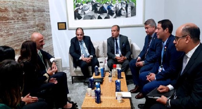 وزير التجارة يبحث مع وفد شركة “تتراباك” الخطط المستقبلية لزيادة استثمارتها في السوق المصري