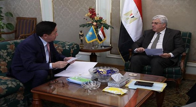 وزير التعليم العالي يبحث مع سفير كازاخستان بالقاهرة آليات التعاون