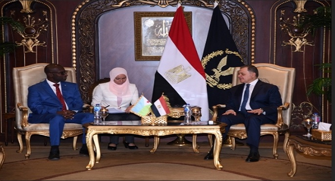 وزير الداخلية يبحث سبل التعاون الأمني وتبادل المعلومات مع نظيره الجيبوتي