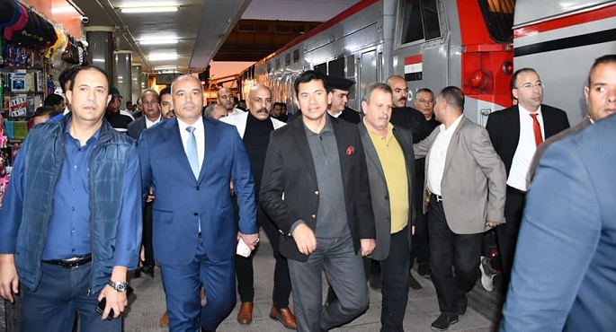 بالصور.. وزير الرياضة يودع المشاركين في أولى أفواج قطار الشباب المتجه إلى الأقصر وأسوان من محطة رمسيس