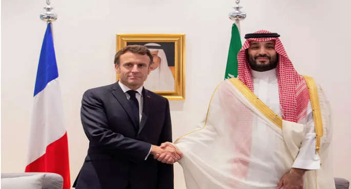 بالصور.. ولي العهد السعودي يلتقي الرئيس الفرنسي على هامش منتدى التعاون الاقتصادي