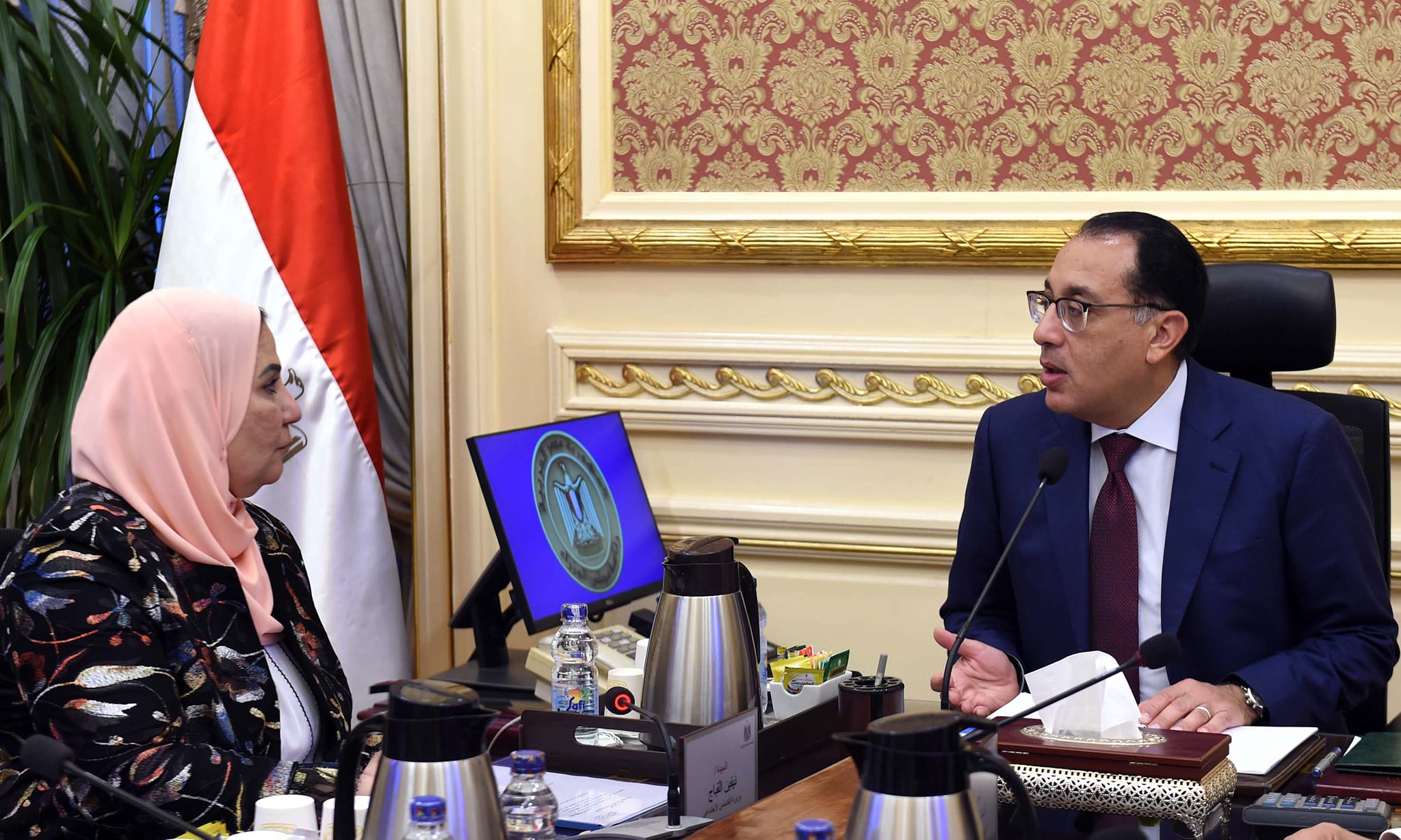 بالصور..رئيس الوزراء يتابع مع وزيرة التضامن الاجتماعي جهود التوسع في برامج الحماية الاجتماعية