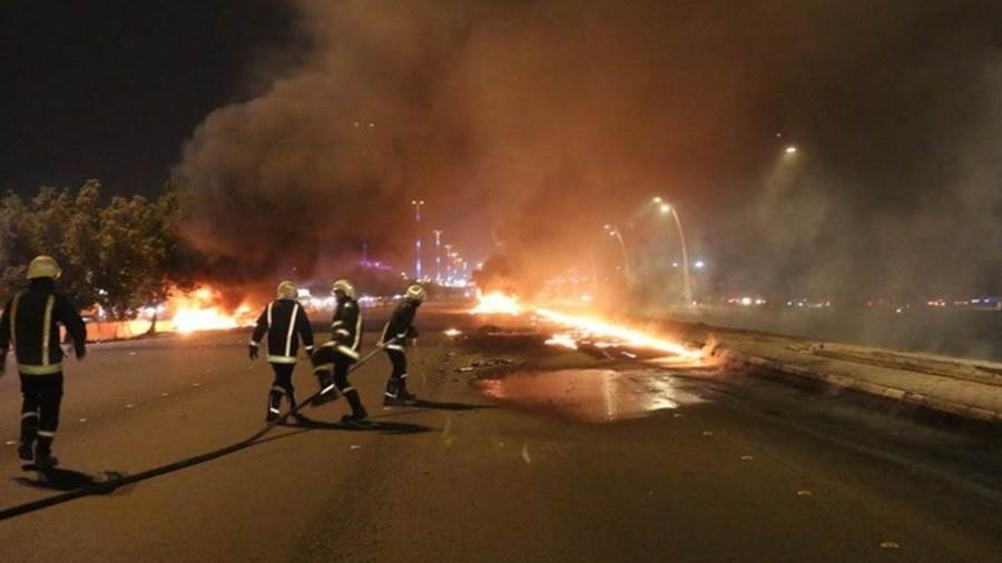 إخماد حريق كبير في جدة ناجم عن انقلاب شاحنة وقود