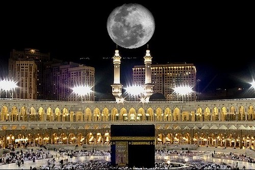 القمر يتعامد اليوم على الكعبة المشرفة