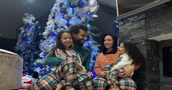 بصورة عائلية .. محمد صلاح يحتفل بالكريسماس