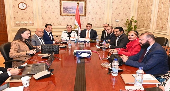 بالصور.. وزيرة البيئة تستعرض نتائج وتوصيات مؤتمر المناخ وجهود الوزارة في مجال حقوق الانسان