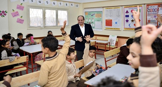 بالصور.. الرئيس السيسي يزور مدرسة الحصص الابتدائية بشربين ويلتقي بالطلاب ويوزع عليهم الهدايا