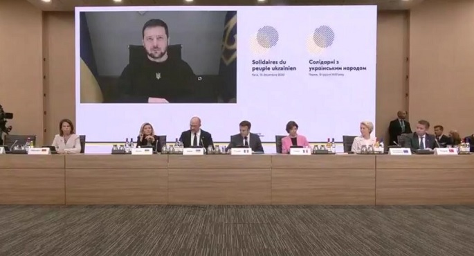 زيلينسكي أمام مؤتمر باريس: روسيا تسعى إلى جعل أوكرانيا البقعة الأكثر ظلاما في أوروبا