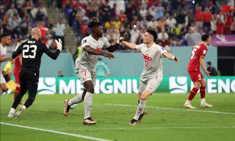 منتخب سويسرا يفوز على صربيا (3-2) ويخطف بطاقة التأهل لدور الـ 16 بكأس العالم