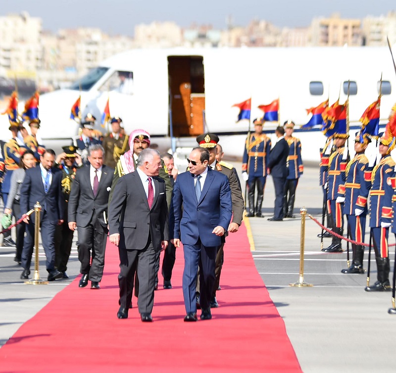 بالفيديو والصور .. الرئيس السيسي يستقبل الملك عبد الله عاهل الأردن بمطار القاهرة