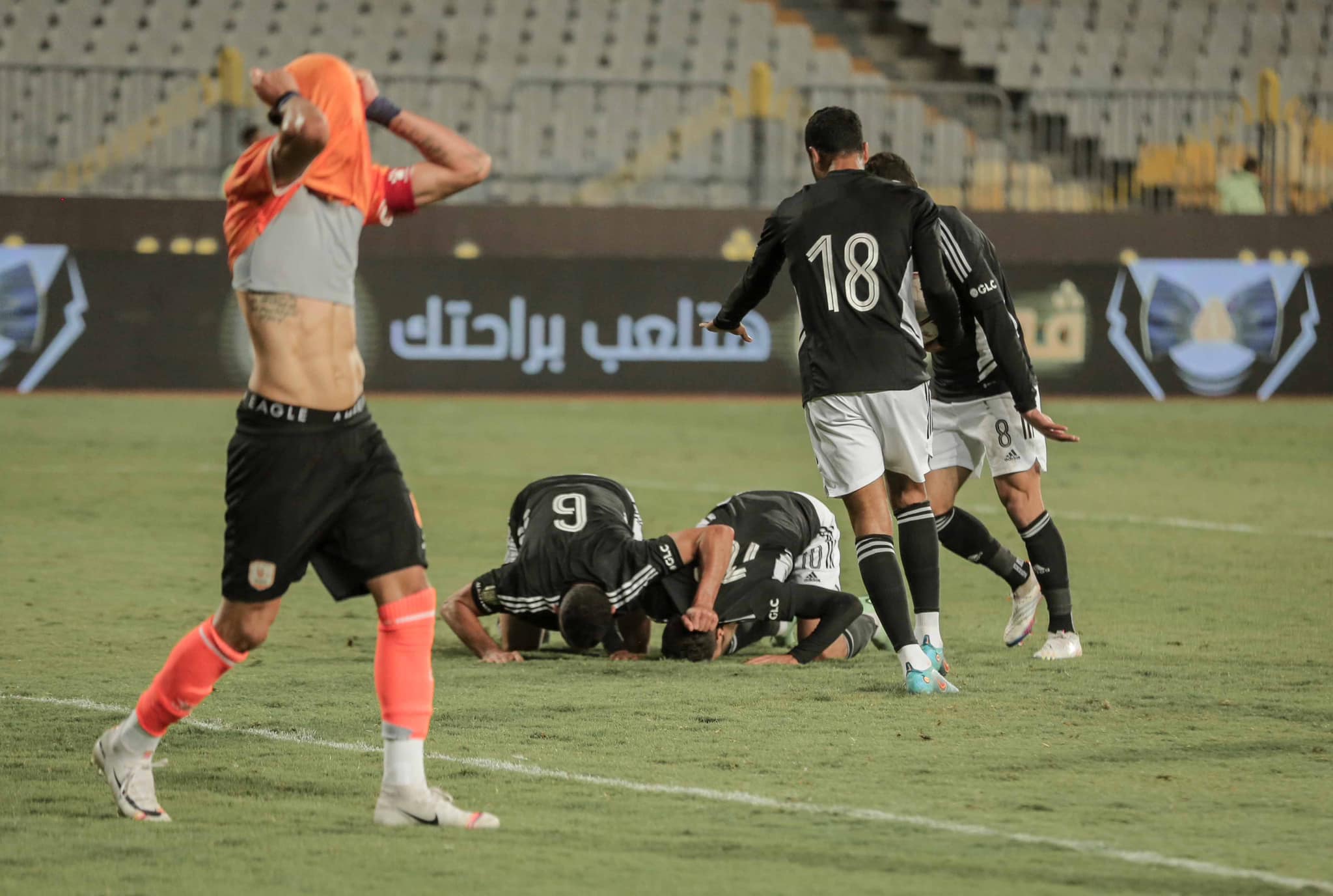 محمد شريف يمنح الأهلي فوزا قاتلا على فاركو في الدوري