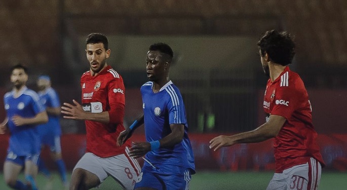 الأهلي يرفض هدية الزمالك ويسقط بفخ التعادل أمام سموحة بالدوري