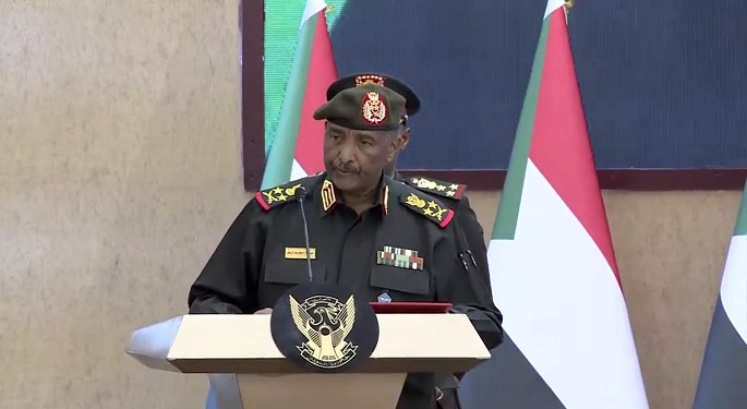 البرهان يتعهد بتنفيذ الاتفاق السياسي الإطاري بالسودان.. ويؤكد خروج الجيش من العملية السياسية