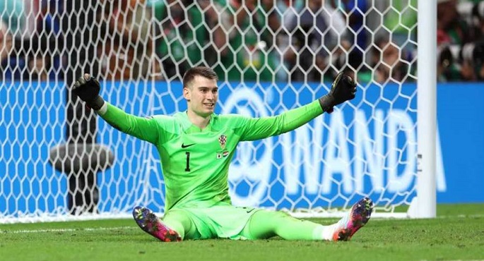 للمرة الثانية على التوالي.. الحارس الكرواتي ليفاكوفيتش أفضل لاعب في مباراة البرازيل بكأس العالم