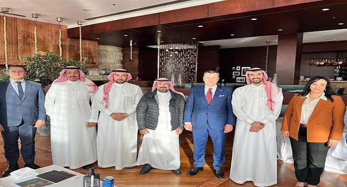 وزير السياحة والآثار يلتقي مدير عام العلاقات الدولية في وزارة السياحة السعودية لمناقشة تعزيز سبل التعاون الثنائي