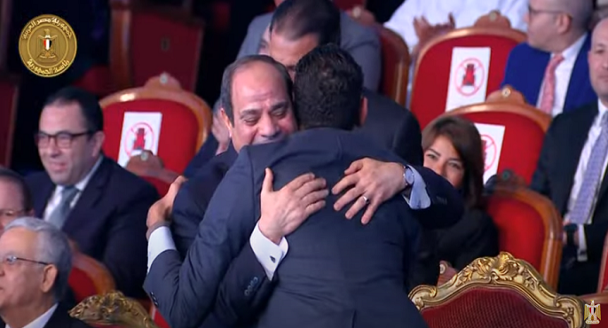 في لفتة إنسانية وأبوية .. الرئيس السيسي يعانق أحد أبنائه من ذوي الهمم