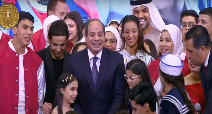 الرئيس السيسي يتوسط صورة تذكارية مع مجموعة من ذوي الهمم والقدرات الخاصة
