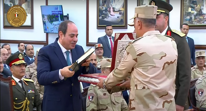 الرئيس السيسي يتسلم هدية تذكارية من رئيس مجلس إدارة شركة النصر للكيماويات الوسيطة