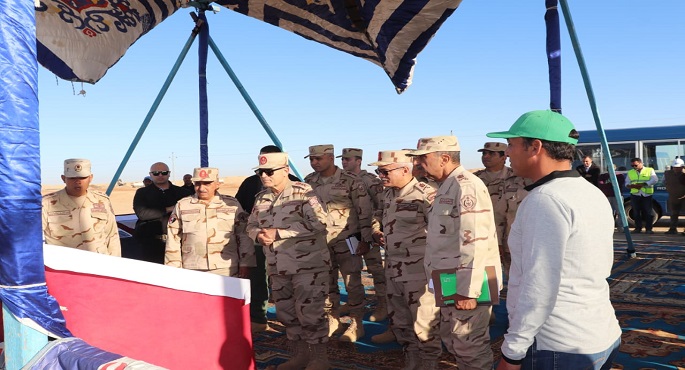 بالصور .. رئيس أركان حرب القوات المسلحة يتفقد مشروع استصلاح وزراعة الأراضي الصحراوية بتوشكى