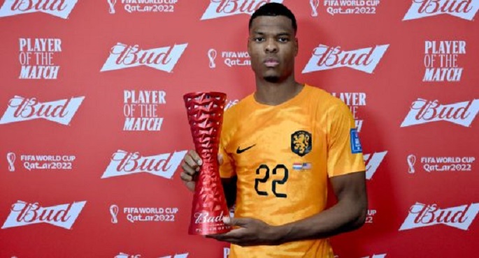 الهولندي دومفريس يتوج بجائزة أفضل لاعب في مباراة منتخب بلاده أمام أمريكا بكأس العالم