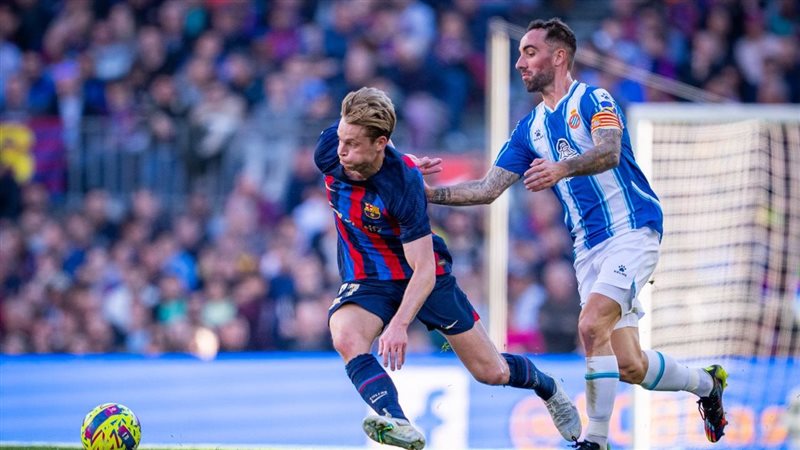 برشلونة يتعادل مع إسبانيول 1/1 ويستعيد صدارة الدوري الإسباني