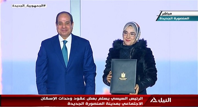 الرئيس السيسي يسلم عقود وحدات اسكان اجتماعي لعدد من المواطنين بالدقهلية