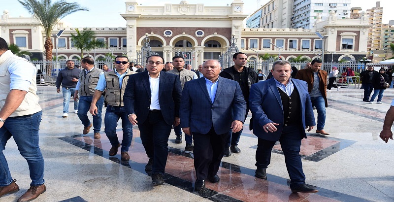 في مستهل زيارته للإسكندرية .. رئيس الوزراء : توافق مع القطاع المصرفي للإسراع في الإفراج عن جميع السلع بالموانئ “تباعا”