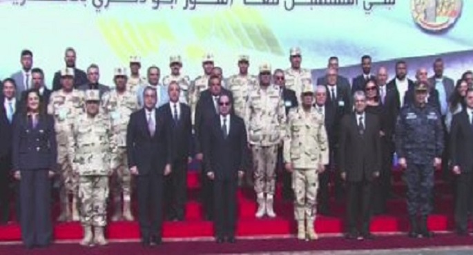الرئيس السيسي يتوسط صورة تذكارية مع عدد من الوزراء والمُشرفين على تنفيذ محور “أبو ذكري”