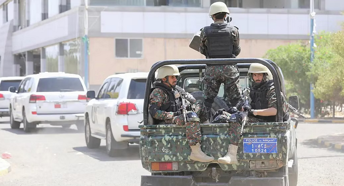 مقتل جنديين و إصابة 4 آخرين في هجوم على قافلة لبعثة دولية شرق اليمن