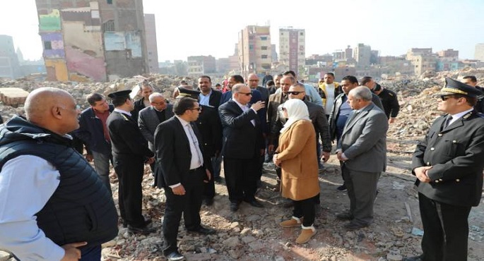 محافظ القاهرة يتابع أعمال إزالة المبانى العشوائية بمصر القديمة
