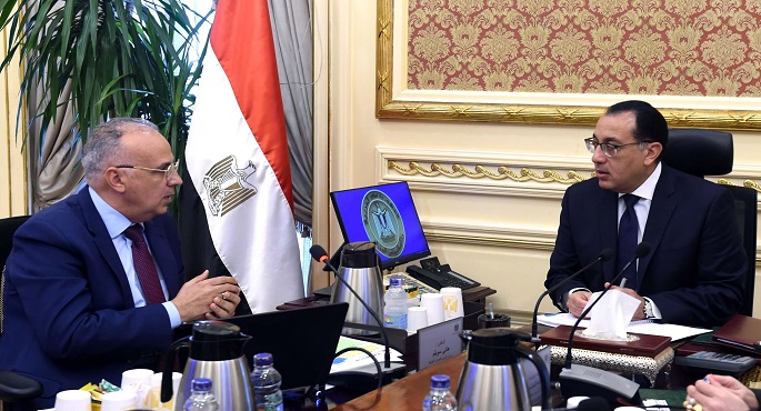 رئيس الوزراء يستعرض مع وزير الري موقف تشغيل الآبار الجوفية باستخدام الطاقة الشمسية