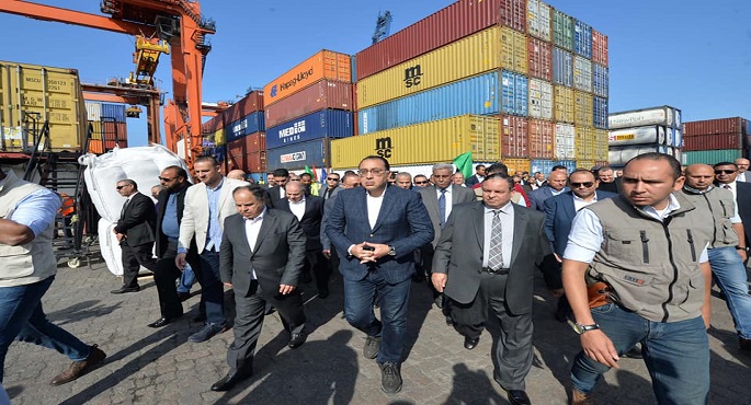 بالصور .. رئيس الوزراء يتابع إجراءات الإفراج الجمركي عن السلع والبضائع بميناء الإسكندرية تنفيذا للتكليفات الرئاسية