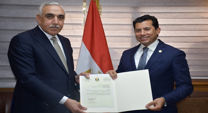 وزير الرياضة يبحث مع سفير العراق التعاون المشترك ويتسلم دعوة حضور “خليجي 25”