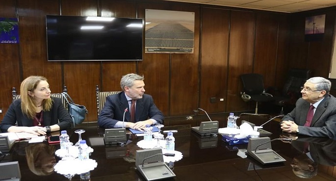 وزير الكهرباء يبحث مع سفير إيطاليا بالقاهرة تعزيز التعاون في الطاقة المتجددة