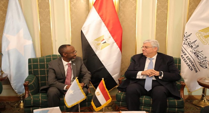 بالصور.. وزير التعليم العالي يبحث مع نظيره الصومالي سُبل التعاون المُشترك