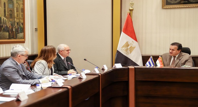 بالصور .. وزير الصحة يبحث مع نائب وزير الصحة بدولة كوبا سبل التعاون