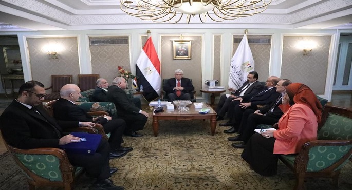 وزير التعليم العالي يبحث مع نقيب نقابة العلاج الطبيعي سبل التعاون في دعم خدمات العلاج الطبيعي