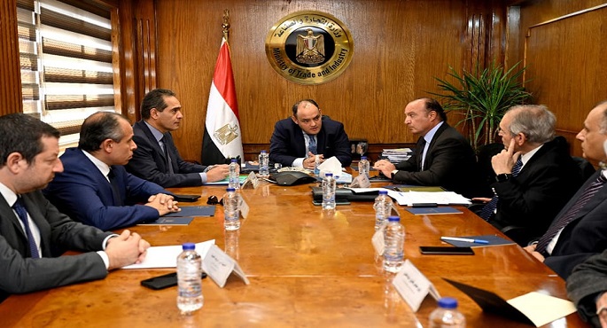 وزير التجارة يبحث مع رؤساء عدد من المجالس التصديرية خطط العمل لزيادة معدلات التصدير