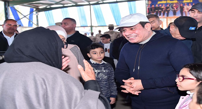 بالصور.. الرئيس السيسي يلتقي عددا من أسر وأهالي الطلبة المستجدين بالأكاديمية العسكرية