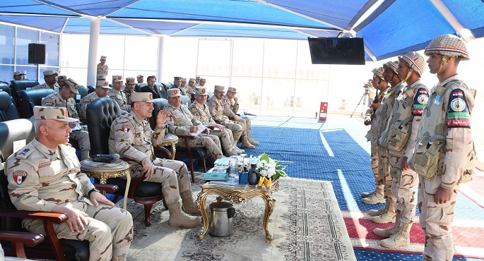 بالصور.. رئيس الأركان يشهد بيانا عمليا للتكتيكات الصغرى والمهارة بالميدان لإحدى وحدات المنطقة الجنوبية العسكرية