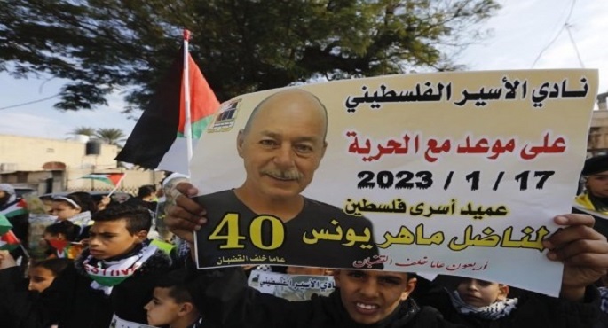 الاحتلال الإسرائيلي يفرج عن عميد الأسرى الفلسطينيين بعد 40 عامًا في السجون