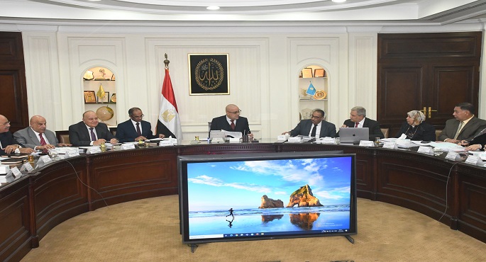 بالصور.. الجزار يوجه بوضع تصور غير تقليدي لإدارة وتشغيل وصيانة مشروعات الصرف الصحى الجارى