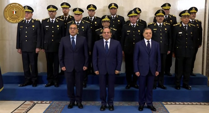 الرئيس السيسي يتوسط صورة تذكارية بمناسبة الاحتفال بعيد الشرطة