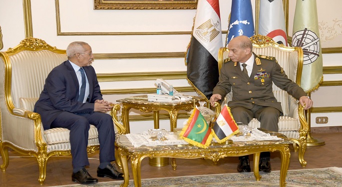 بالصور والفيديو.. وزير الدفاع يبحث مع نظيره الموريتاني سبل التعاون العسكري