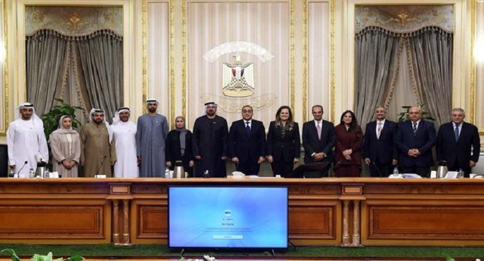 بالصور.. رئيس الوزراء يستعرض مع مسئولين إماراتيين مشاركة مصر فى “القمة العالمية للحكومات”