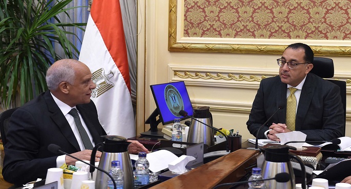 رئيس الوزراء يتابع مع محافظ الجيزة الموقف التنفيذي لعدد من المشروعات