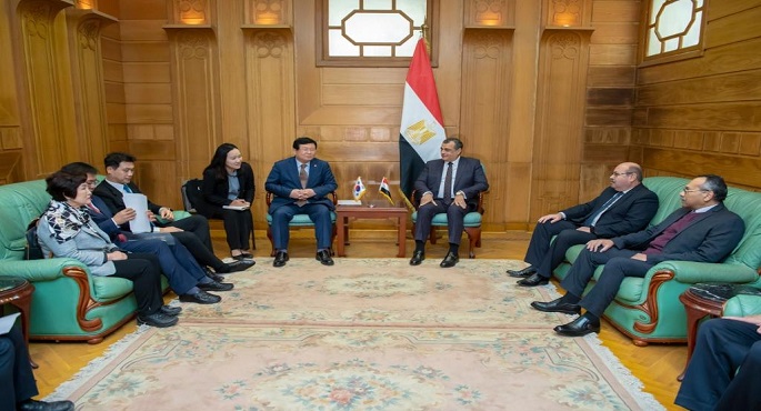 بالصور .. وزير الدولة للإنتاج الحربي يبحث التعاون المشترك مع وفد البرلمان الكوري الجنوبي