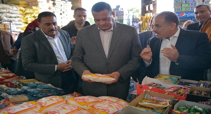بالصور.. وزير التنمية المحلية ومحافظ مطروح يتفقدان معرض “أهلاً رمضان” لتوفير السلع الأساسية بأسعار مخفضة