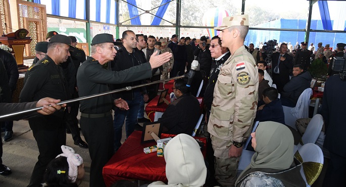بالصور.. وزير الدفاع يتفقد الكلية الحربية ويلتقي الطلبة المستجدين وأسرهم